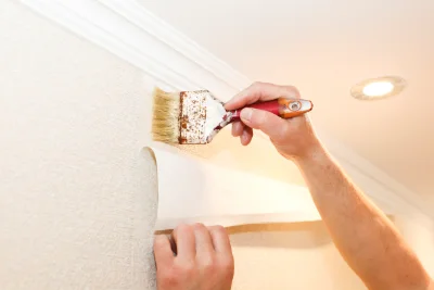 Pose de papier peint à Cogolin — revêtements muraux et toiles de verre